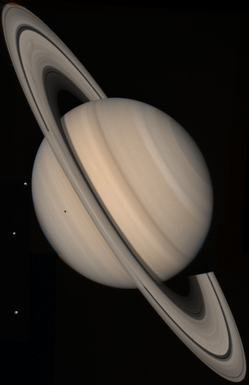 ボイジャー2号が撮影した土星。土星の左の光点は衛星テティス、ディオネ、レア