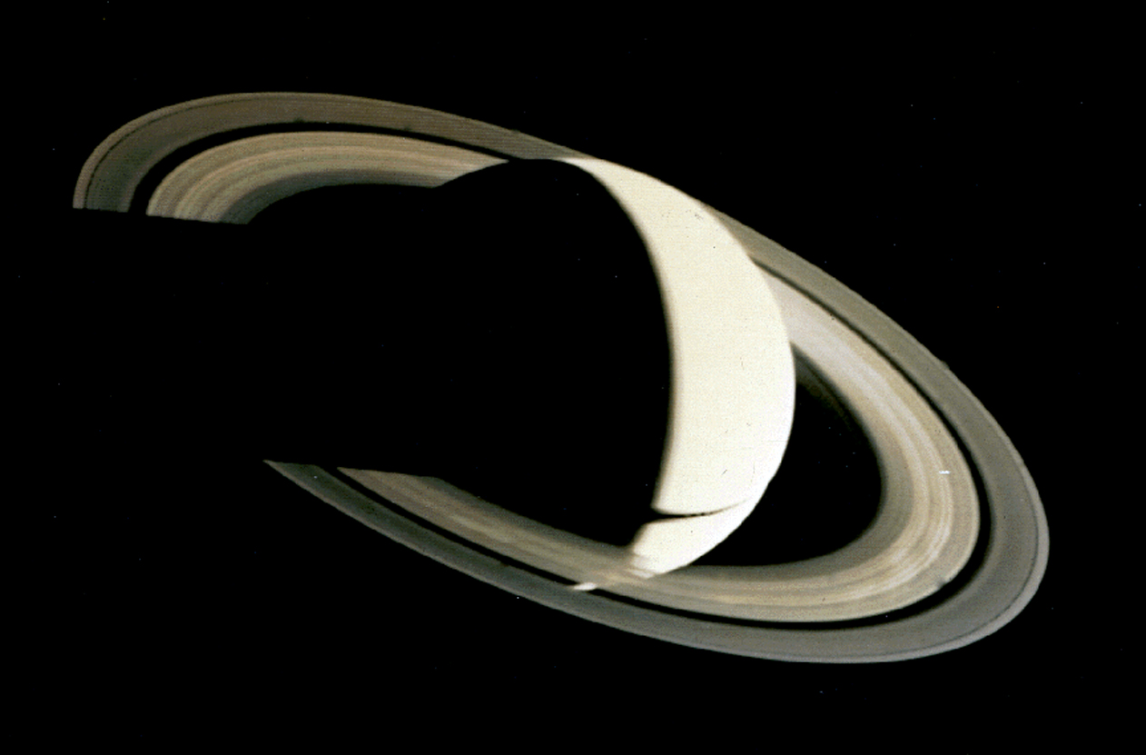 ボイジャー1号が撮影した土星。土星最接近の4日後に530万kmの距離から撮影された。
